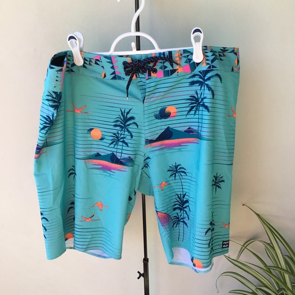 Billabong Men's shorts Size 36 EUC Aqua Blue with Island print - Picture 14 of 16